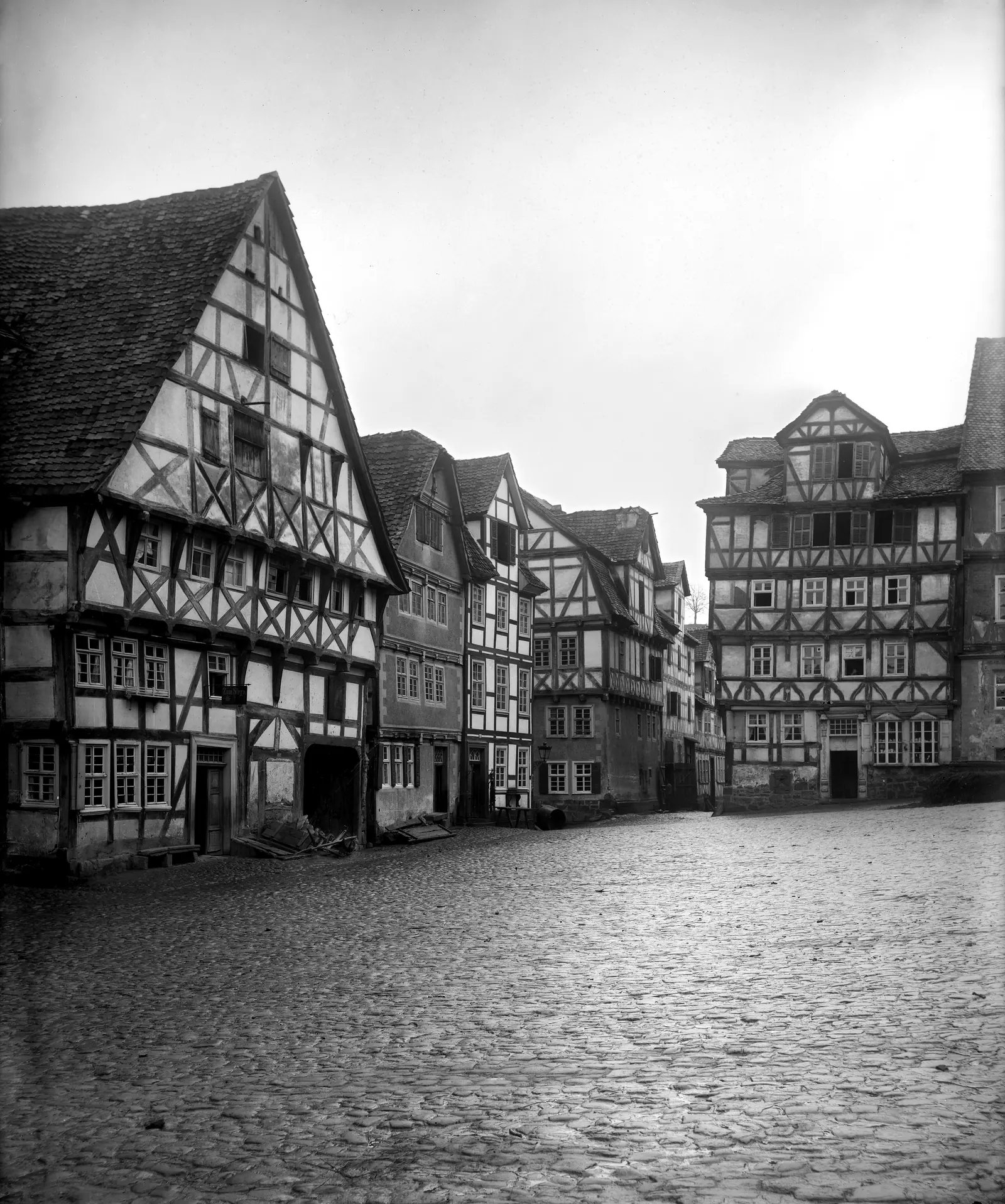 Historisches Foto des Marktplatzes von Spangenberg mit Fachwerkhäusern und Kopfsteinpflaster